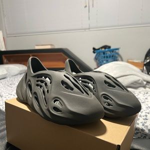 Yezzy Foam Runner “Carbon”